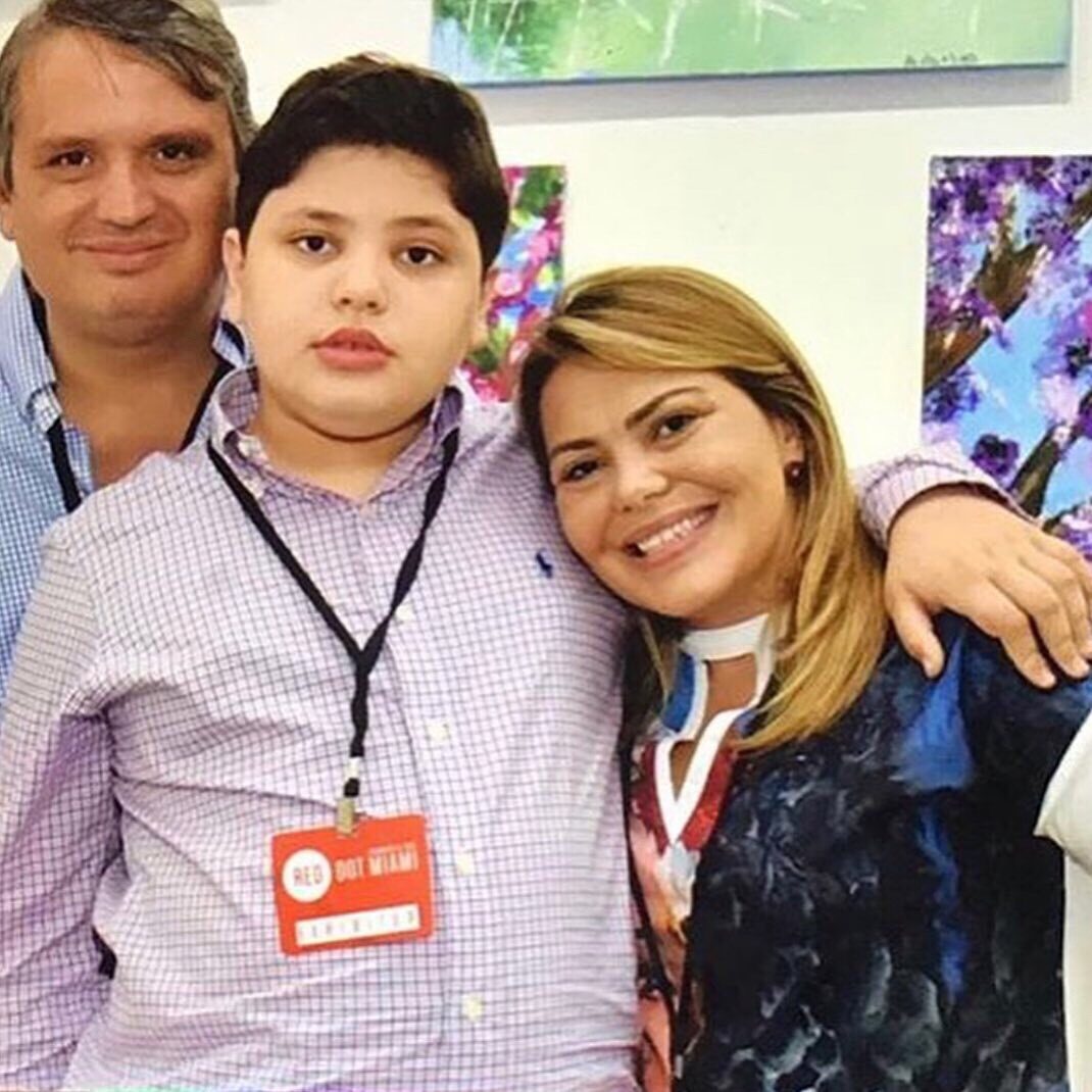 Família Lafaiete: Larissa, o marido e o Augusto — o motivo de tudo.